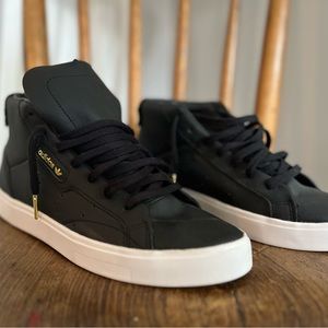 Adidas Sleek - Black - Worn once - Perfe r condition. US Size 9 Women’s.